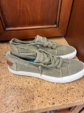 Blowfish Malibu Play Olive Green Distressed Canvas Sneakers Size 10
